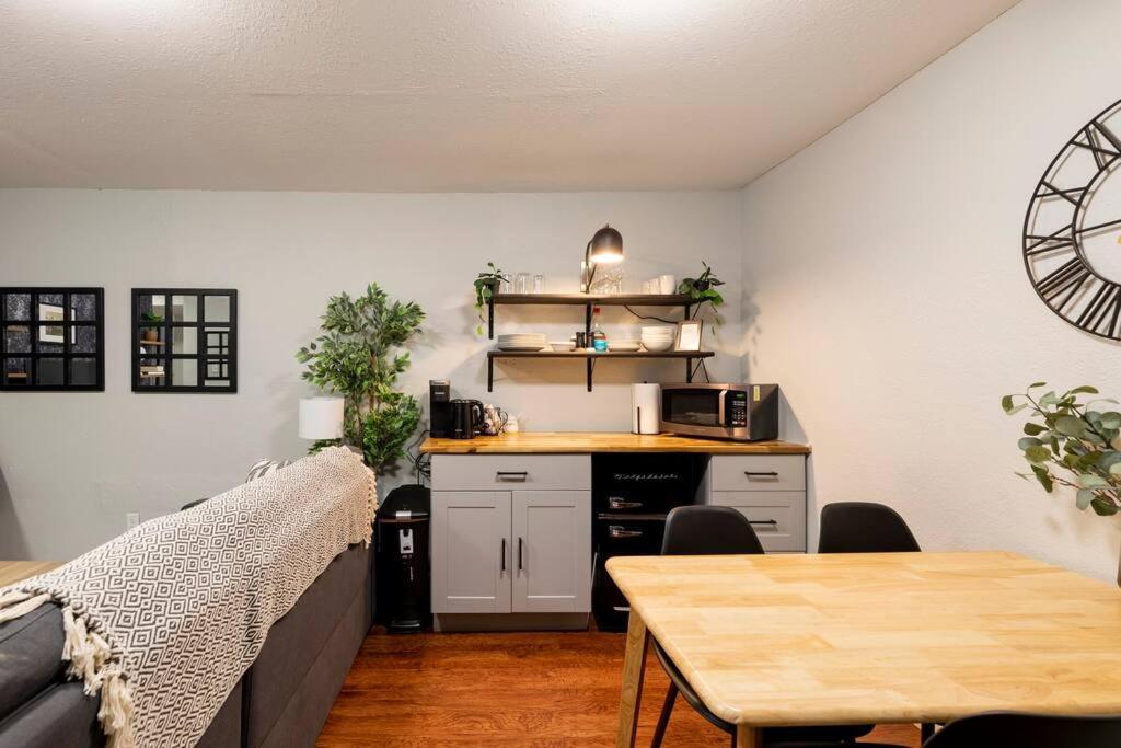 Adorable 2-Bedroom Modern Basement DEN Eksteriør bilde