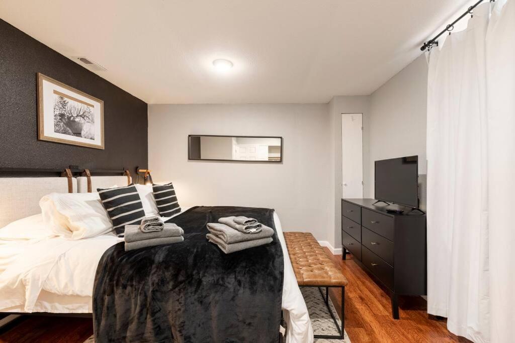 Adorable 2-Bedroom Modern Basement DEN Eksteriør bilde