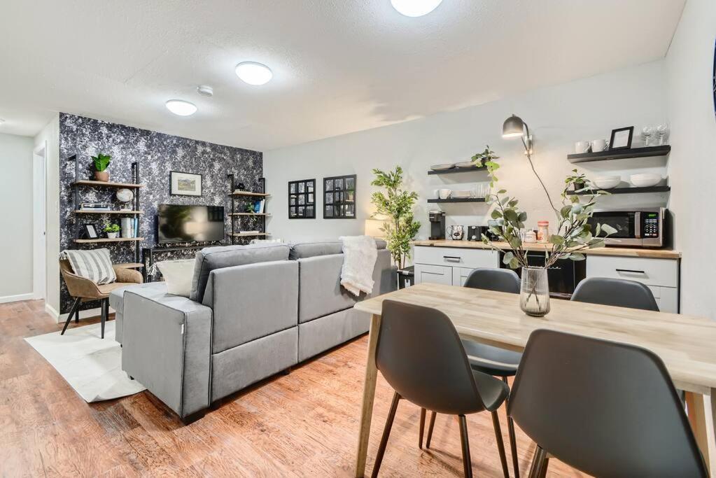 Adorable 2-Bedroom Modern Basement DEN Eksteriør bilde