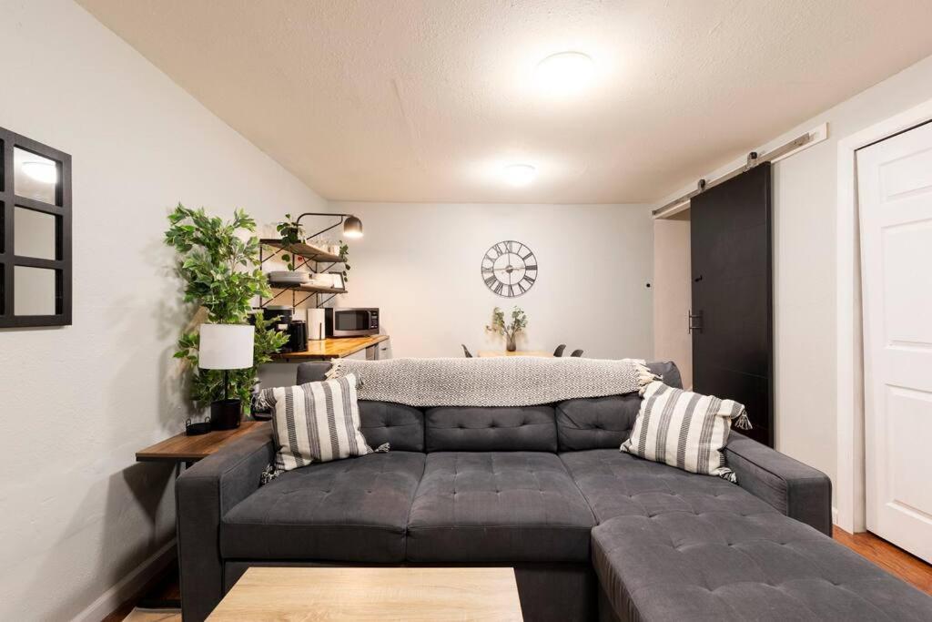Adorable 2-Bedroom Modern Basement DEN Eksteriør bilde