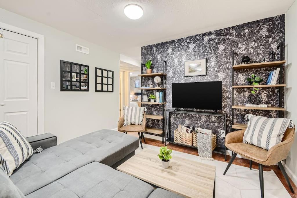 Adorable 2-Bedroom Modern Basement DEN Eksteriør bilde