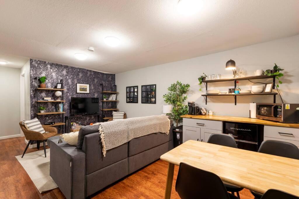 Adorable 2-Bedroom Modern Basement DEN Eksteriør bilde